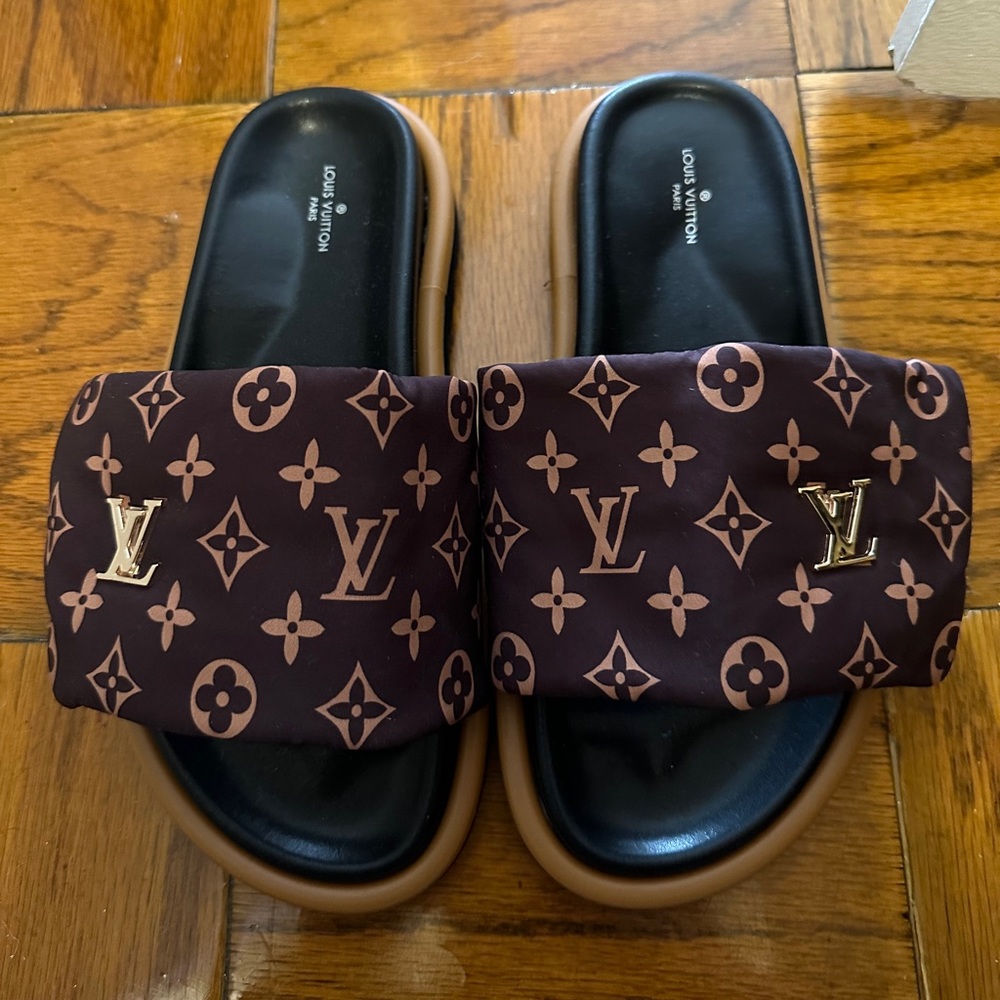 Never worn, Louis Vuitton Brown Monogram Nylon Pool Pillow comfort flat slides